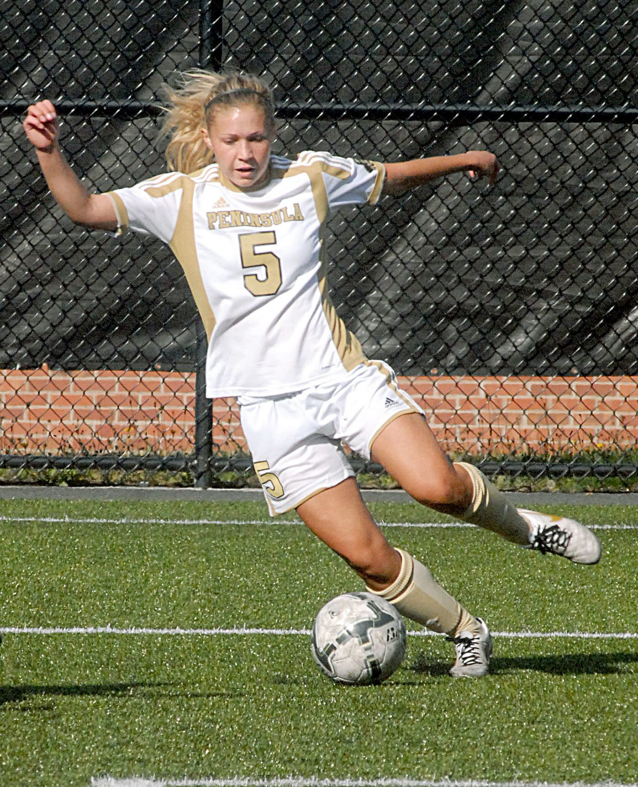 Keith Thorpe/Peninsula Daily News Peninsula’s Ellie Small controls the ball in her team’s October 2015 game against Edmonds.