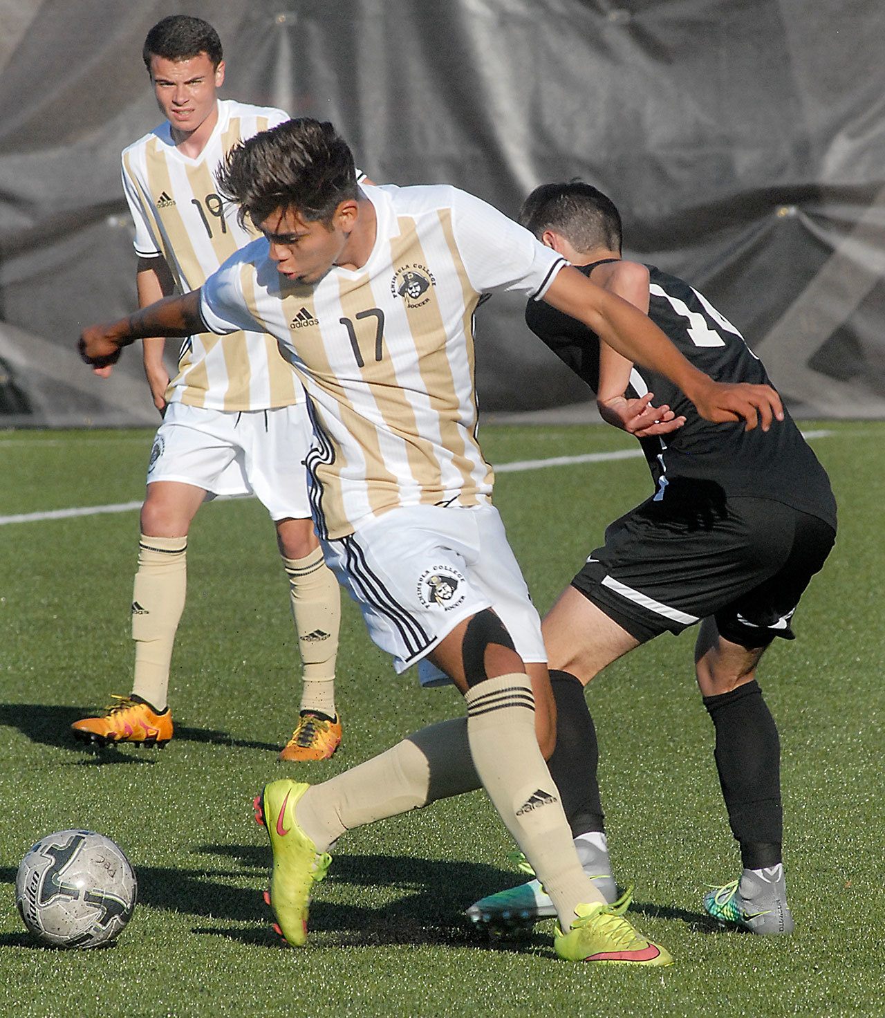 Keith Thorpe/Peninsula Daily News Peninsula’s Cesar Gervacio, front, cuts off Shorline’s John Crate, right, as teammate Michael Day looks on during first-half action on Wednesday in Port Angeles.