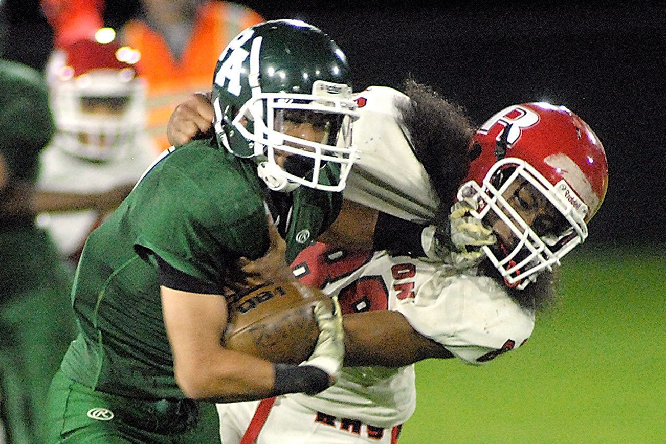 FOOTBALL: Port Angeles can’t capitalize on opportunities against Renton