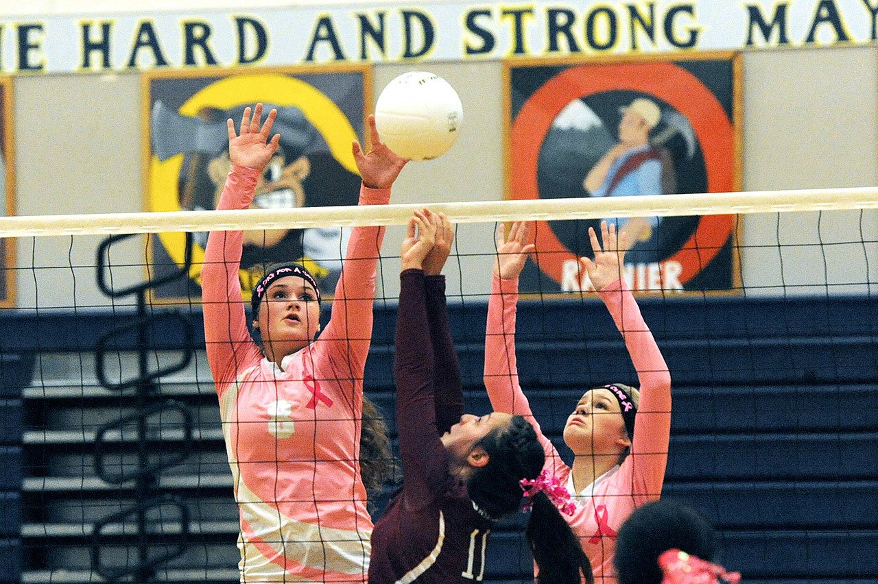 Lonnie Archibald/for Peninsula Daily News                                Rian Peters, 8, and Jayden Olson of Forks battle at the net with Hoquiam’s Angelica Wells, 11, during the Spartans’ five-set victory over the Grizzlies.