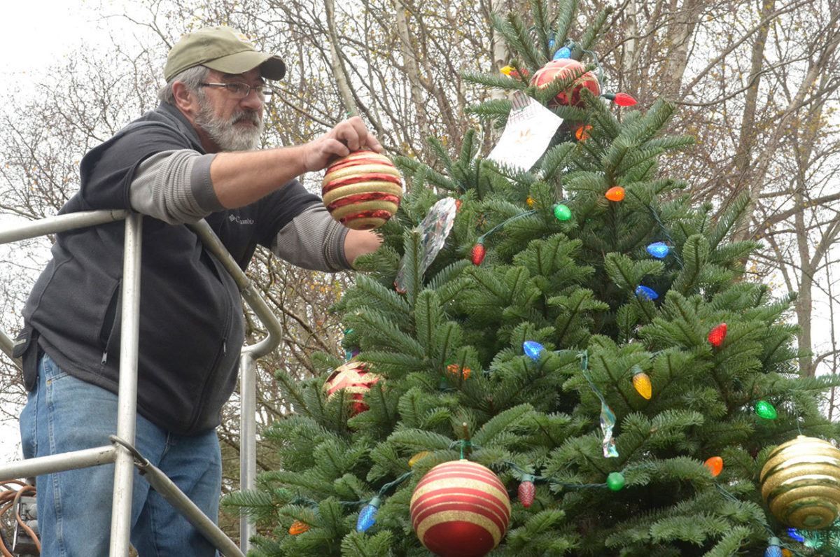 Port Townsend dresses up for weekend tree lighting Peninsula Daily News