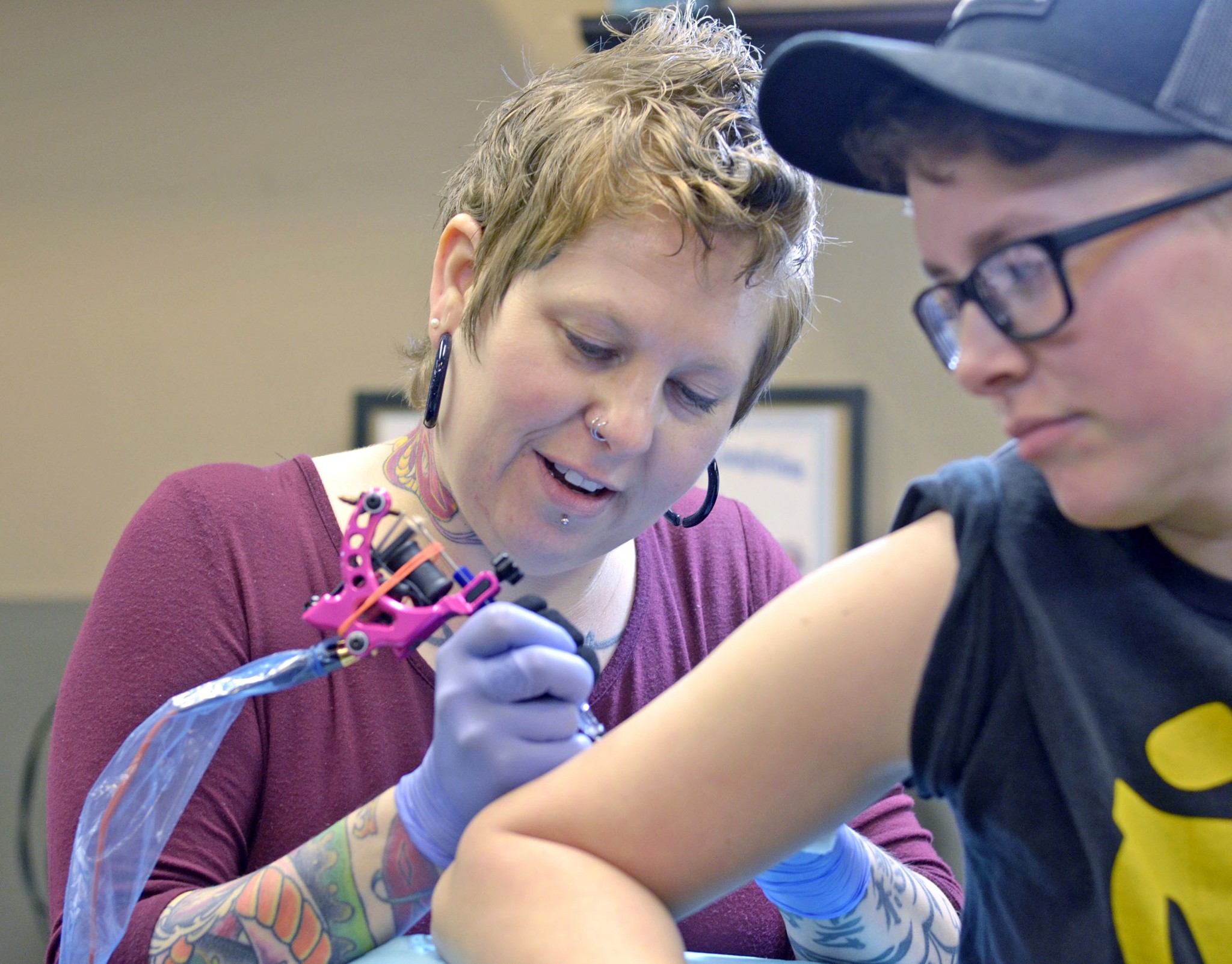 Mount Vernon tattoo artist Darius Sessions creates a tattoo Dec 30 on Rachel Olson at Session’s business, Good Vibes Body Art in Mount Vernon. The tattoo honors Olson’s mother and her successful battle with breast cancer. (Scott Terrell/Skagit Valley Herald via AP)