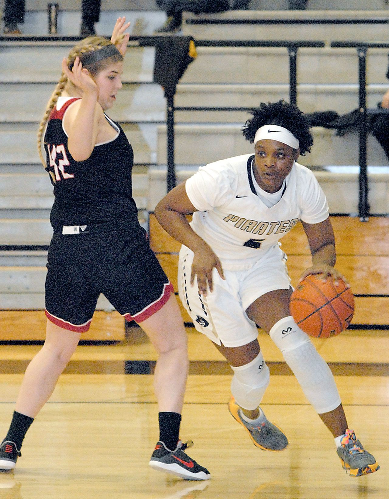 Keith Thorpe/Peninsula Daily News Peninsula’s Jenise McKnight slips past the defense of Everett’s Uju Chibuogwu in the second quarter on Saturday in Port Angeles.