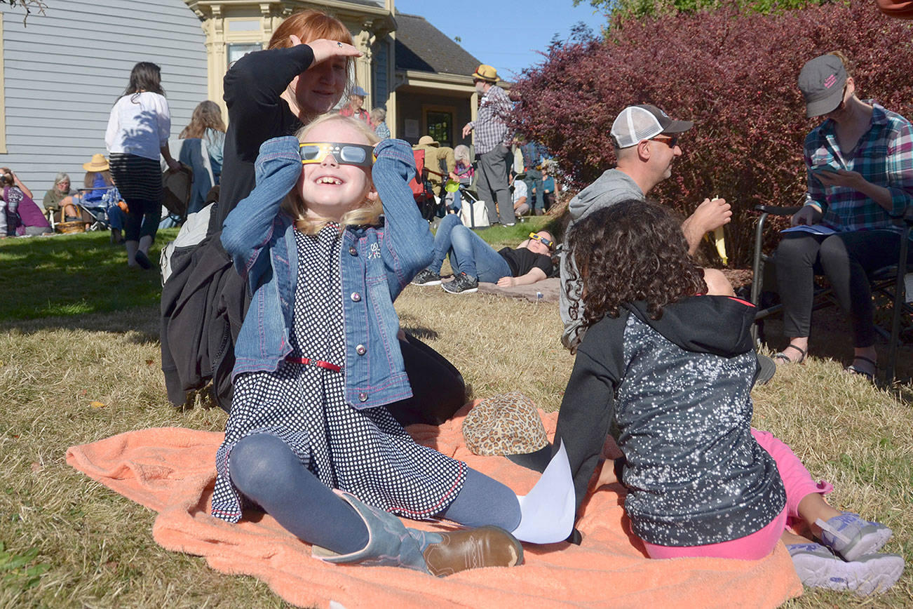 Jefferson residents watch at libraries as moon blocks out most of sun