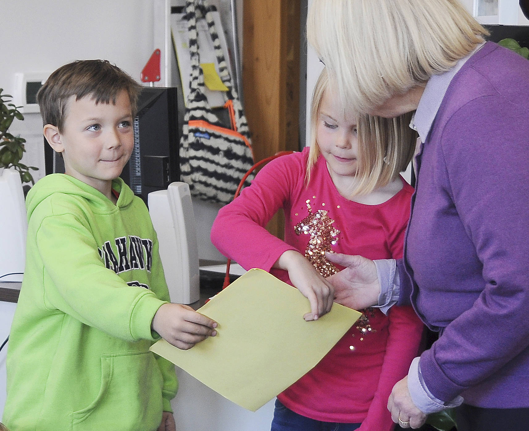 Greywolf kindergartners Aidan Pederson and Katelyn Dickinson give U.S. Sen. Patty Murray a card during Murray’s school visit Oct. 11. (Michael Dashiell/Olympic Peninsula News Group)