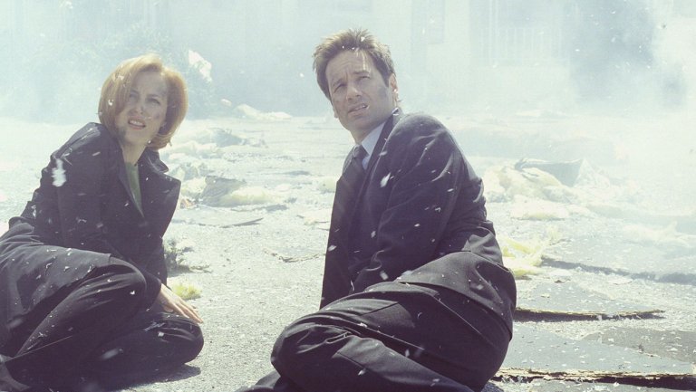 The video has Mulder (David Duchovny) and Scully (Gillian Anderson) searching for something in the dark. Fox