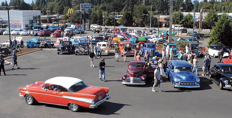 Vintage cars gather at Ruddell Auto Mall in Port Angeles for the 2014 Cruise-In. Keith Thorpe/Peninsula Daily News