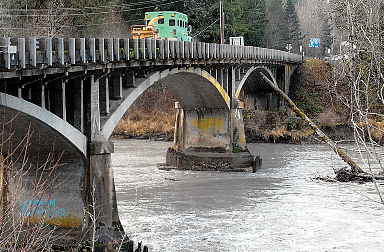 The Elwha River runs at near flood stage beneath the U.S. Highway 101 bridge west of Port Angeles on Thursday. — Keith Thorpe/Peninsula Daily News ()