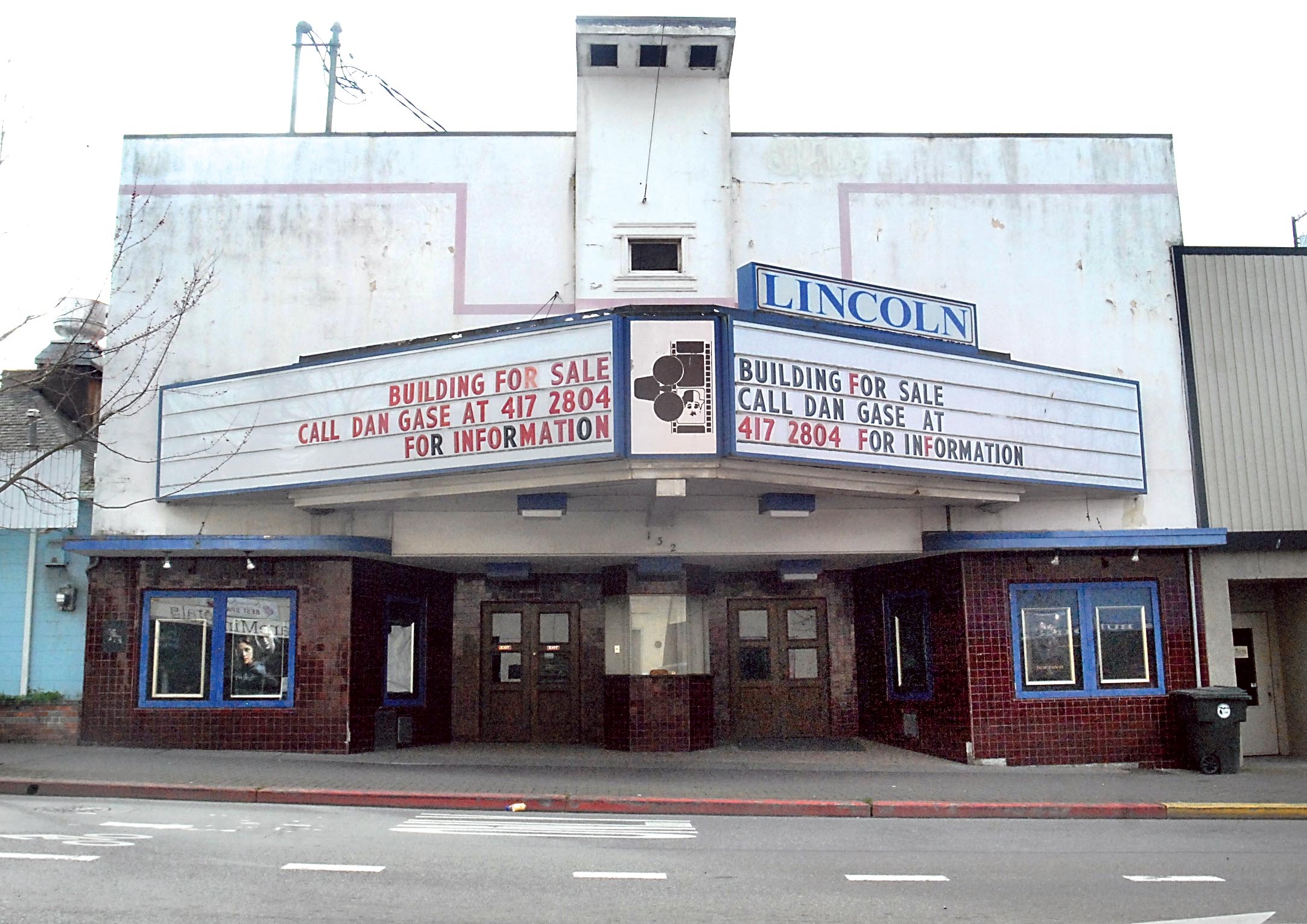 The shuttered Lincoln Theater on East First Street in downtown Port Angeles. (Keith Thorpe/Peninsula Daily News)