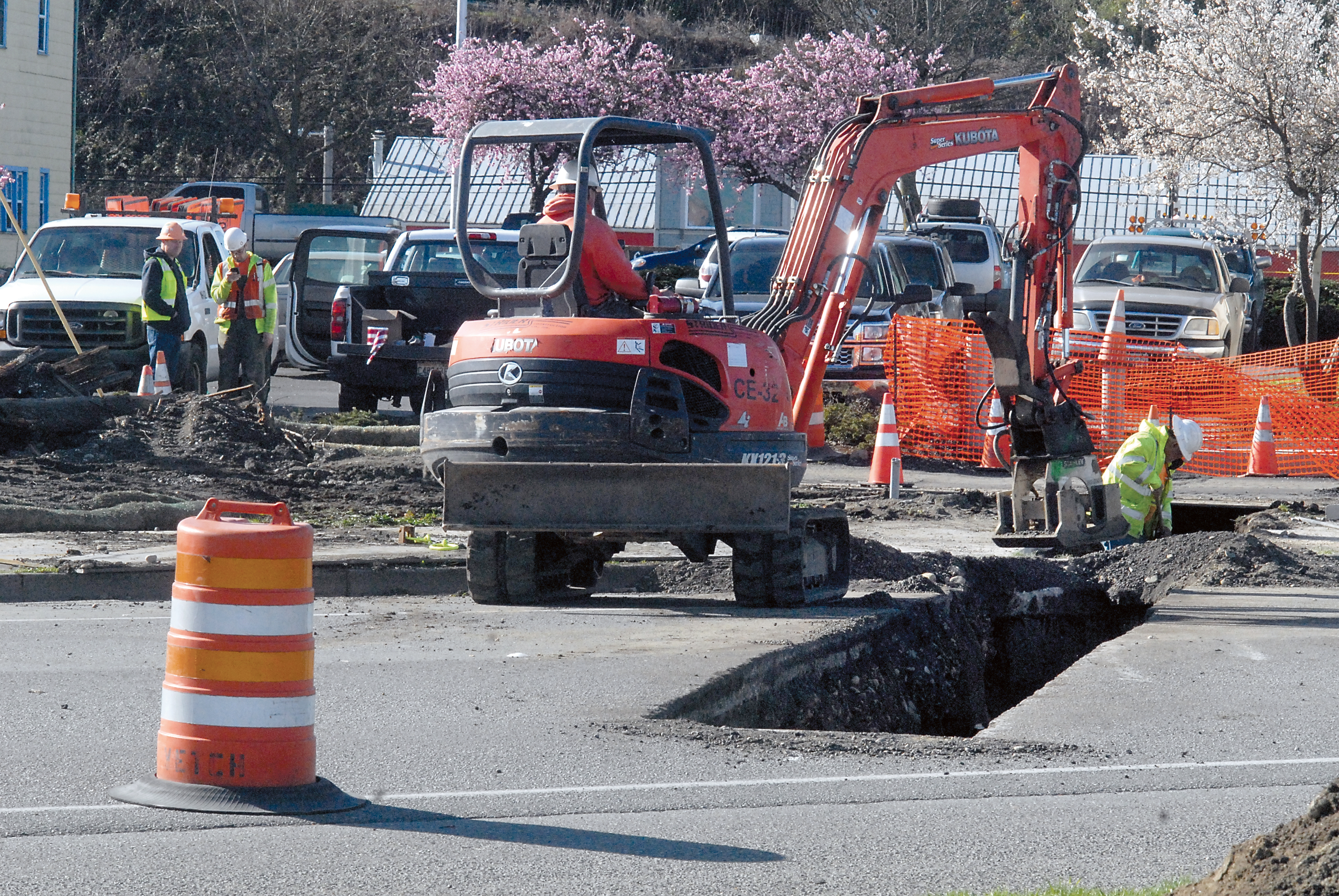 Crews work on a trench across two lanes of West Front Street in downtown Port Angeles on Tuesday as part of a combined sewer overflow project. (Keith Thorpe/Peninsula Daily News)