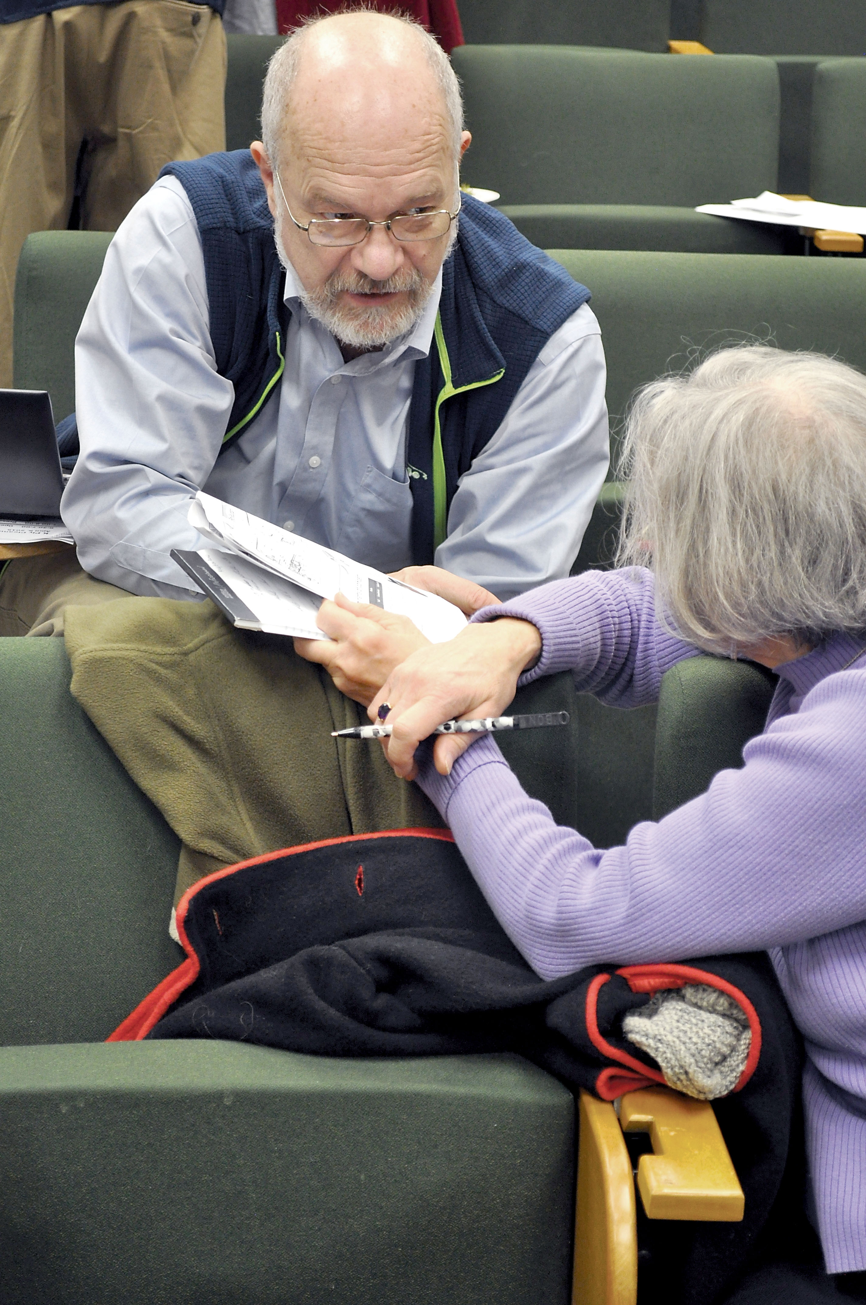 Environmentalist Darlene Schanfeld talks to Peter deFur of Environmental Stewardship Concepts during a community meeting about KPly cleanup. —Photo by James Casey/Peninsula Daily News ()