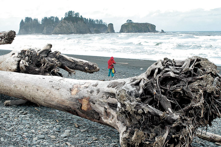 Rialto Beach with James Island in the background. (Lonnie Archibald/for Peninsula Daily News)