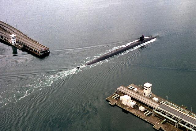 The submarine USS Ohio passes through the Hood Canal Bridge. — U.S. Navy photo ()