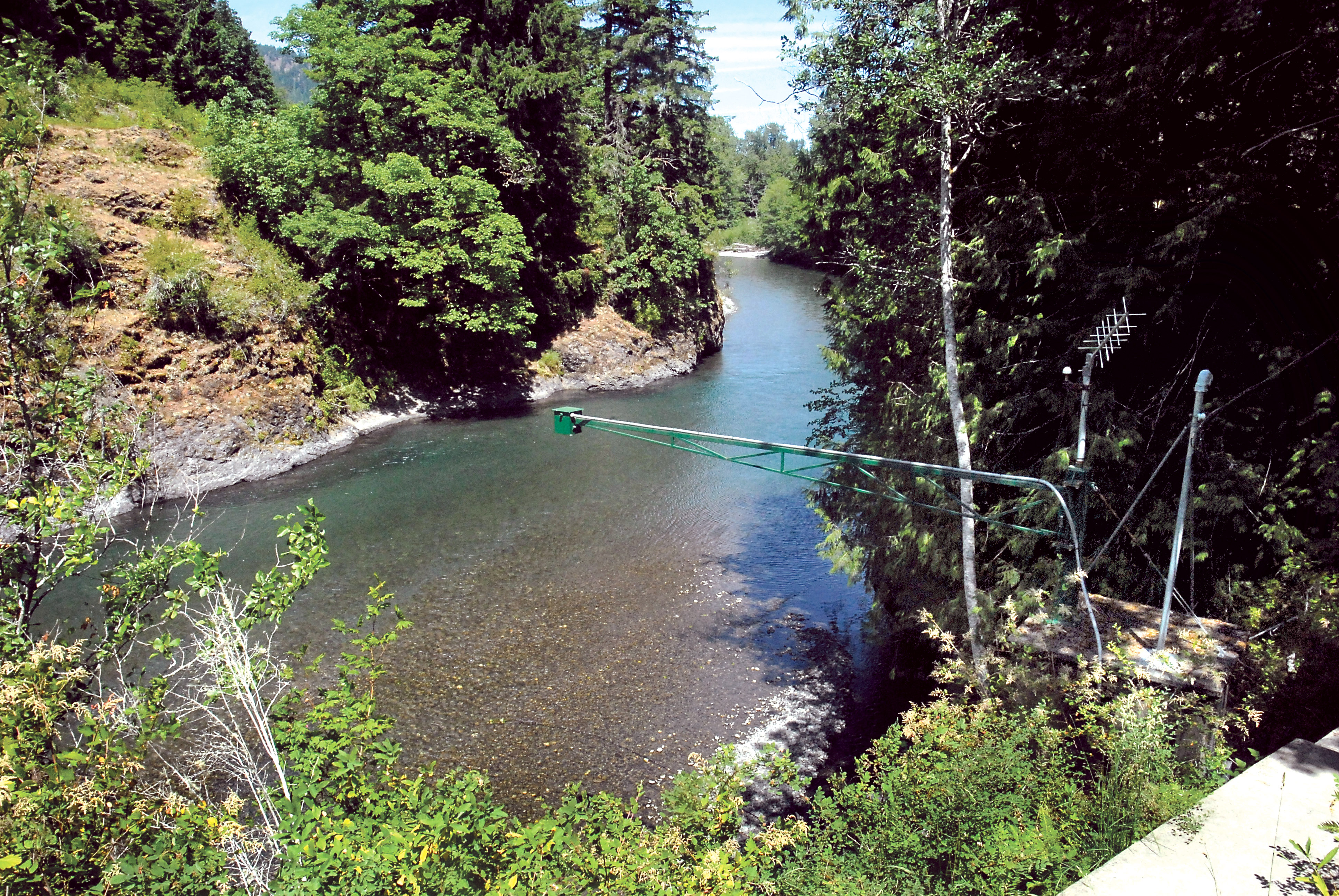 The low-flowing Elwha River flows past a gauging station near McDonald Mountain south of the U.S. Highway 101 bridge southwest of Port Angeles last week. (Keith Thorpe/Peninsula Daily News)