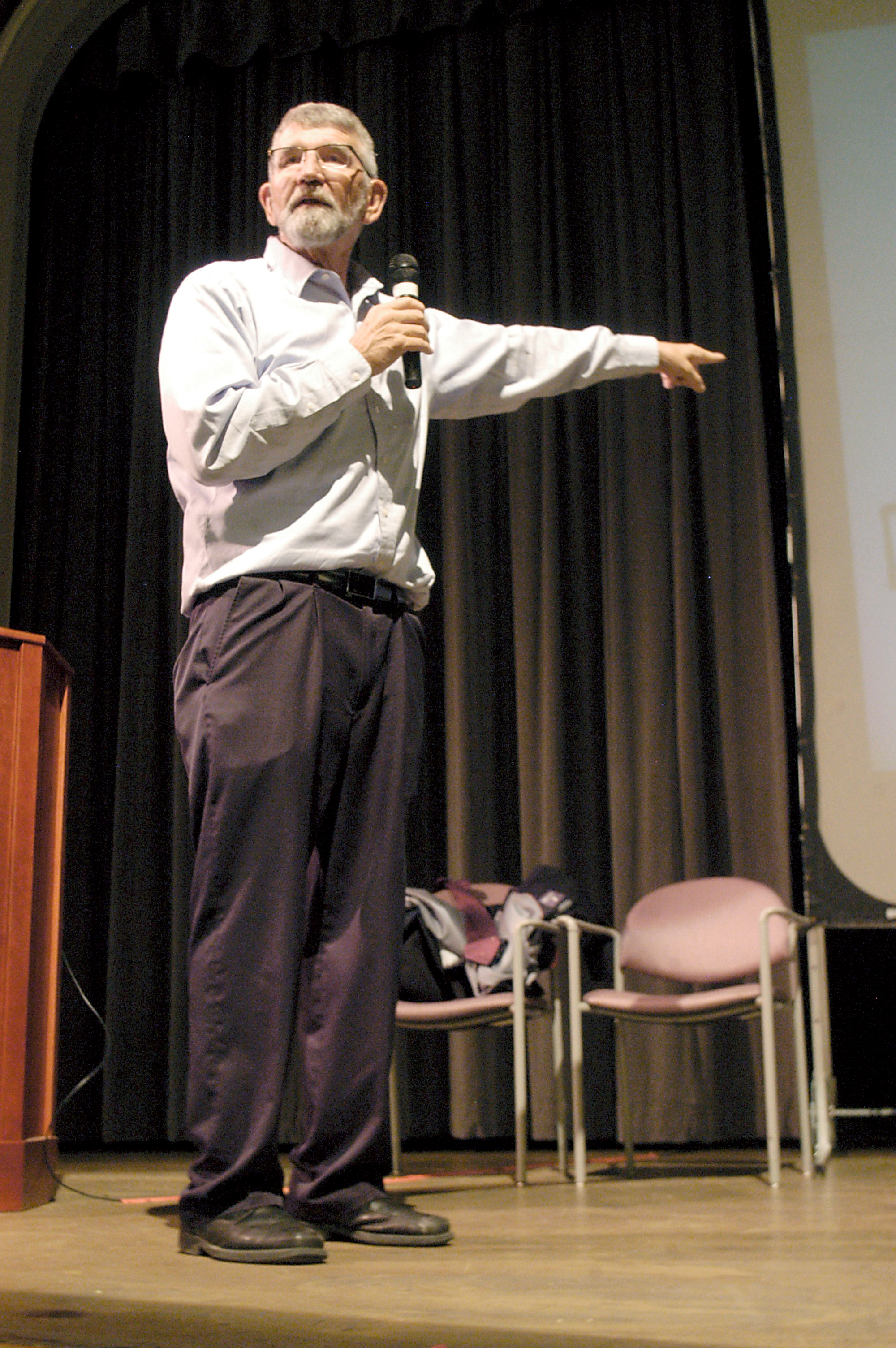 State Superintendent Randy Dorn points to a list of 10 steps to be successful educators Wednesday morning while speaking to about 200 Sequim School District staff members in the Sequim High School auditorium as part of the district’s employee back-to-school day. — Chris McDaniel/Peninsula Daily News