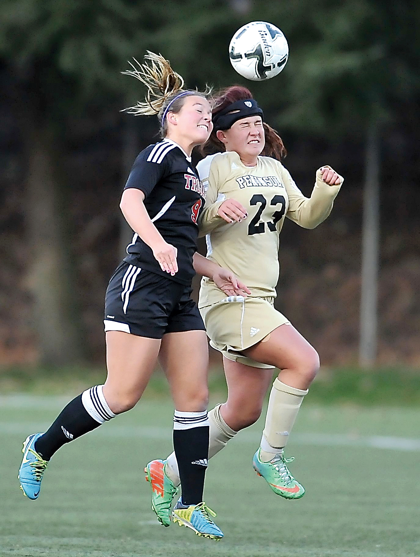 Peninsula returning sophomore Tori Hagan (23) goes for a header against Everett's Rachel Detriot during the NWAC championship game last season. Jeff Halstead/for Peninsula Daily News