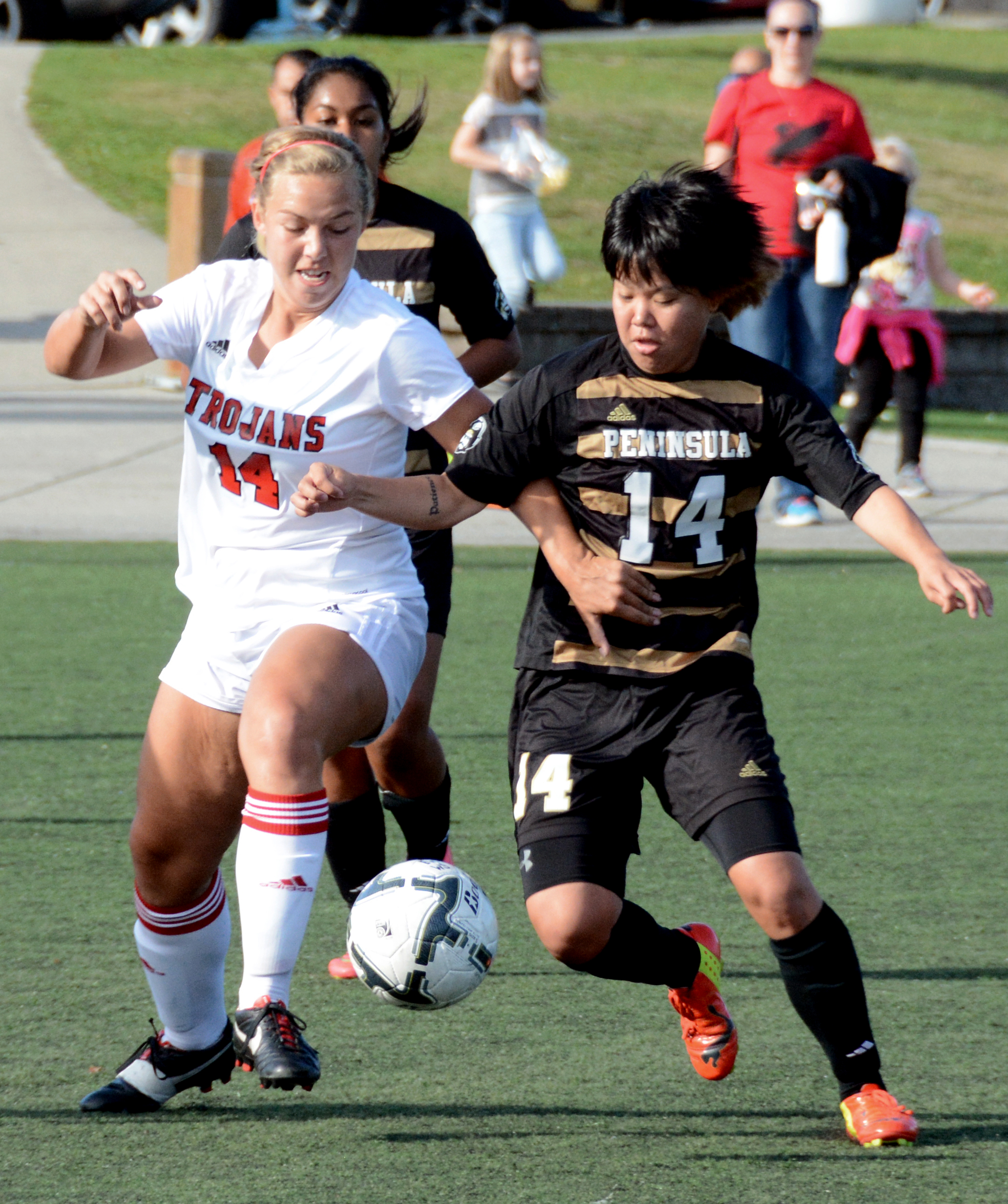 Peninsula's Myu Ban (14) battles Victoria Lentz for the ball during Everett's 1-0 win. Rick Ross/Peninsula College Athletics