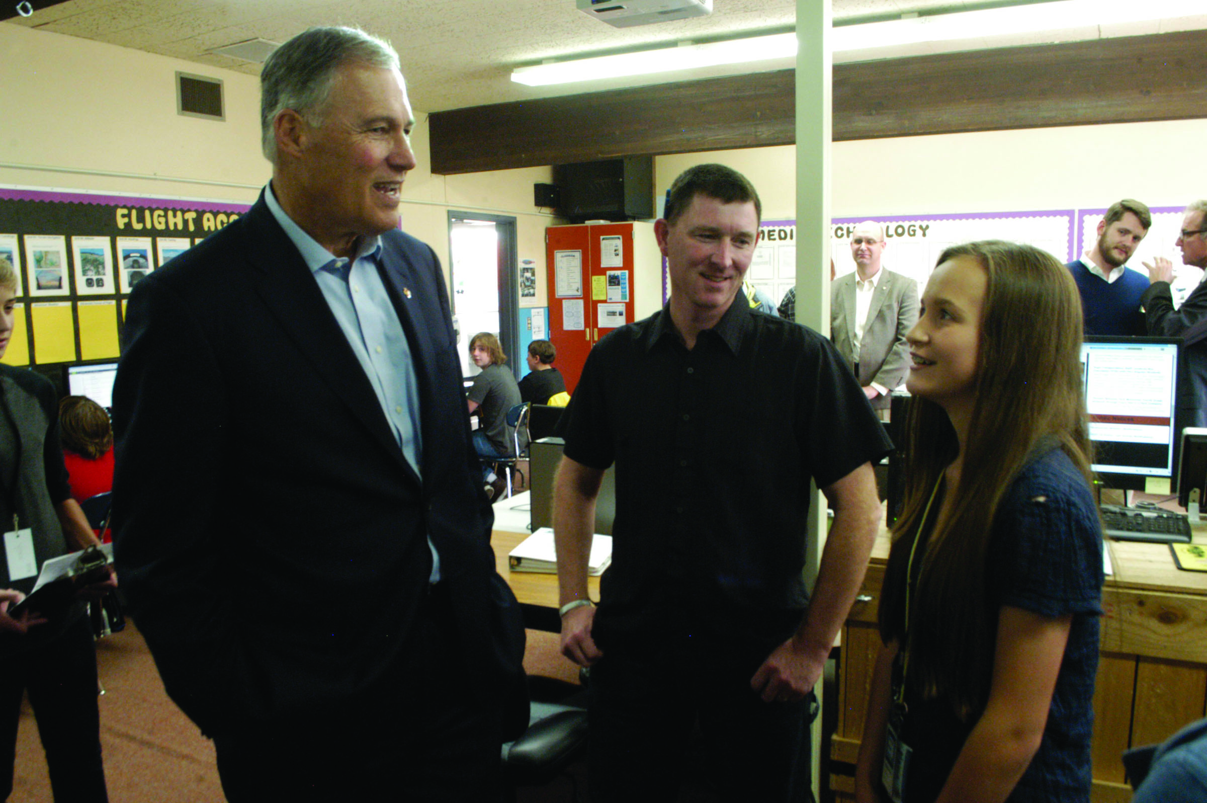 Gov. Jay Inslee speaks with Stevens Middle School News Network Director Nacia Bohman