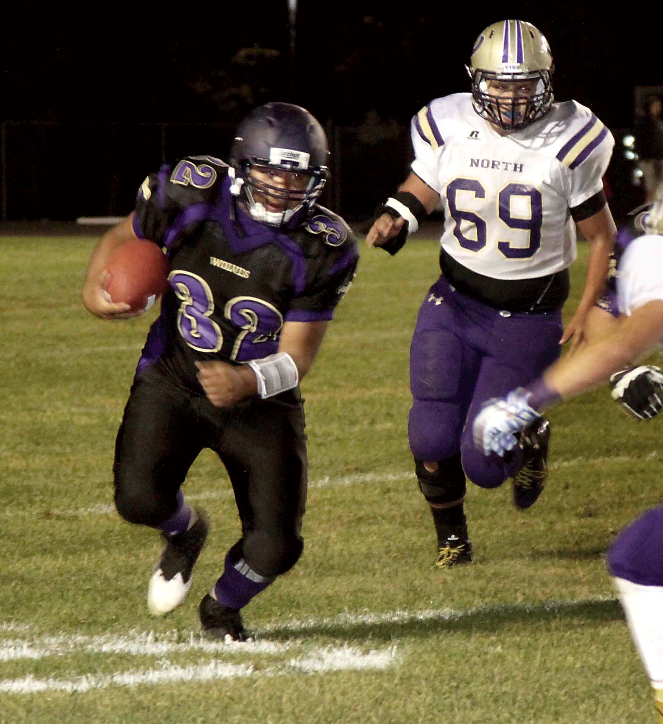 Sequim's Arnold Black races to the right side of the line of scrimmage against  North Kitsap. Dave Logan/for Peninsula Daily News