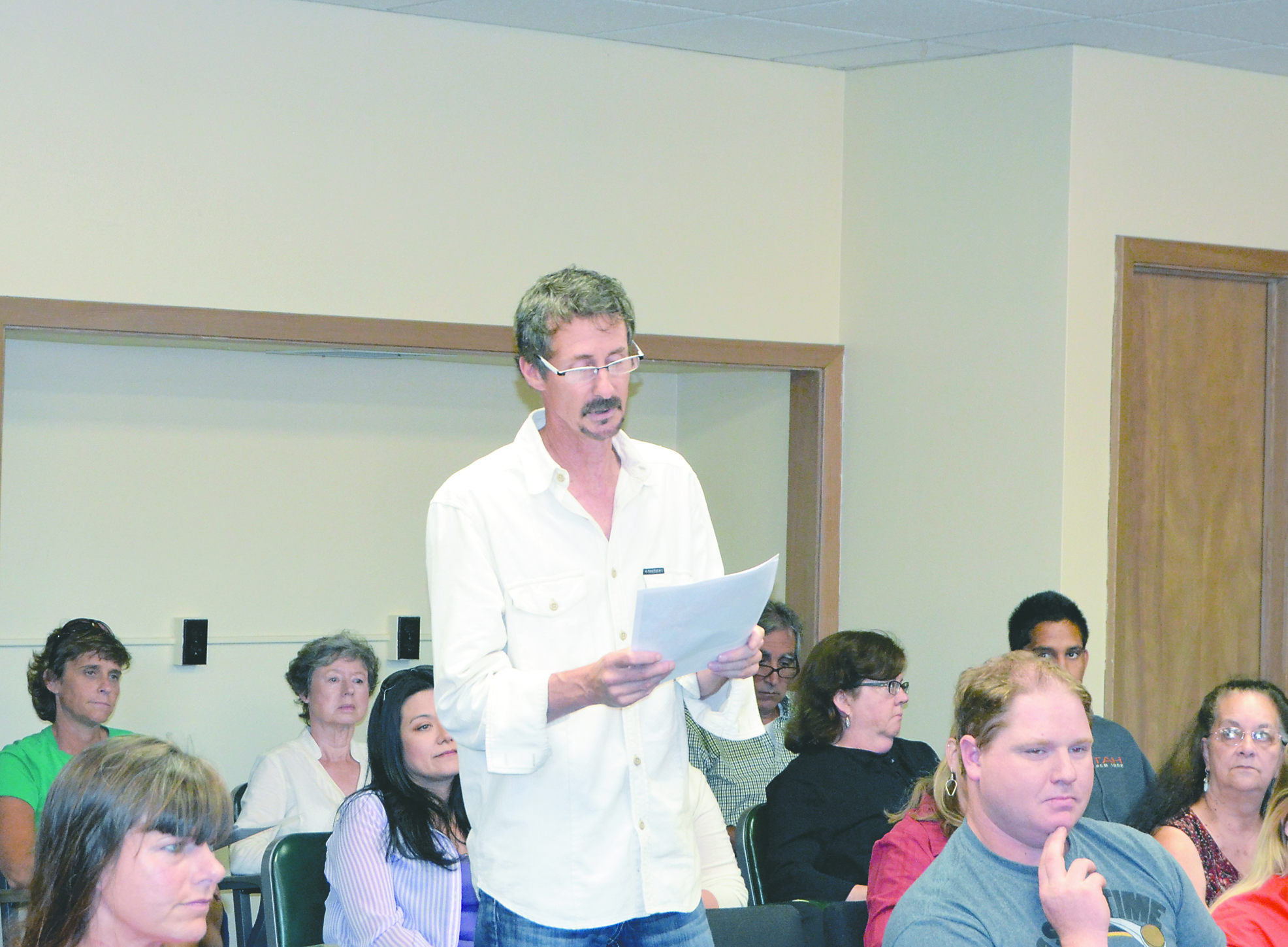 Mark McCready expresses his displeasure t the Port Townsend School Board at Monday's meeting. Charlie Bermant/Peninsula Daily News