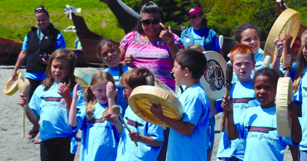 Youngsters welcome the pullers to Fort Worden Thursday. Charlie Bermant/Peninsula Daily News