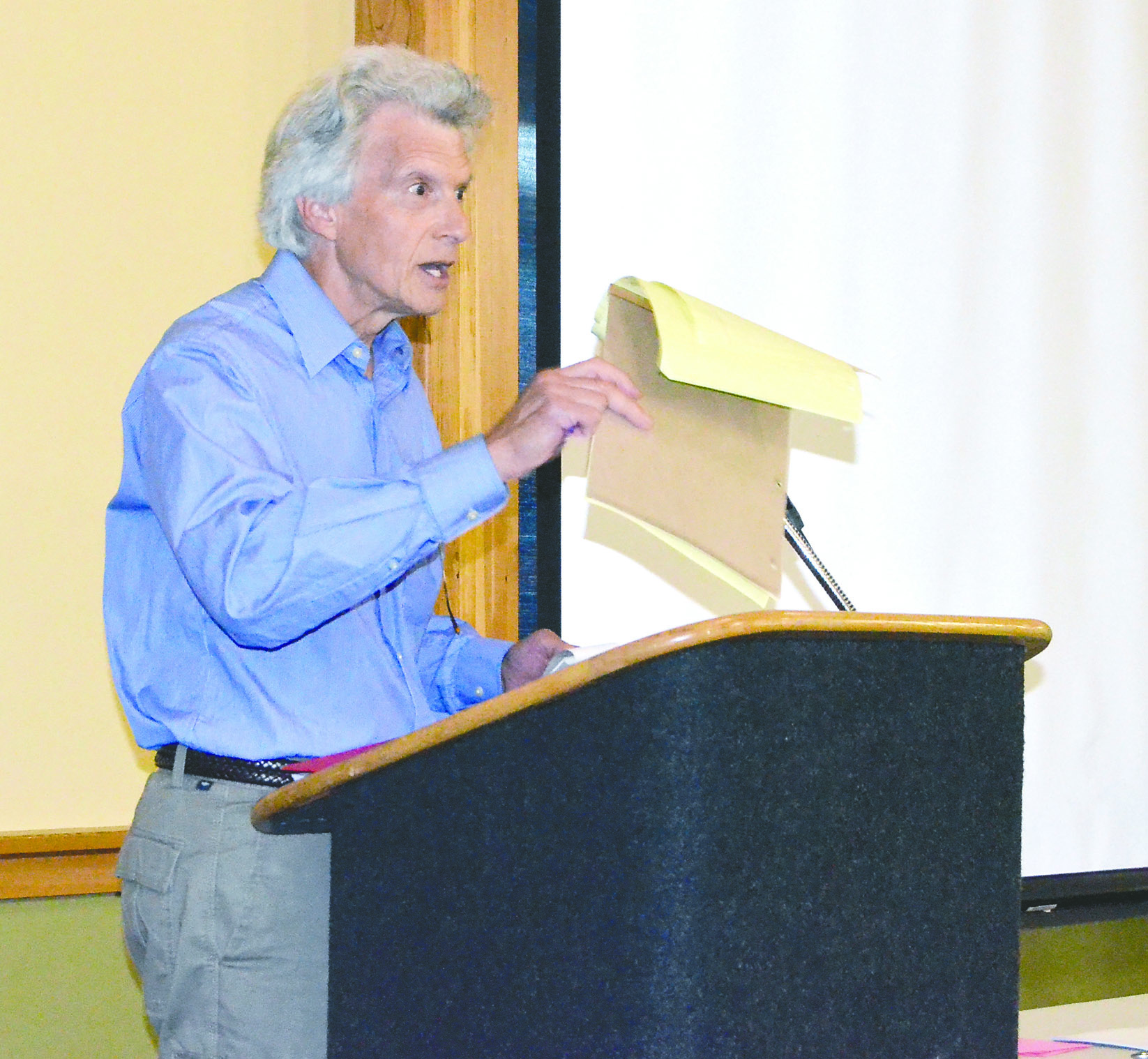 David Goldman of Port Townsend registers his disapproval of the lease arrangement between State Parks and the public development authority Tuesday night in Port Townsend. Charlie Bermant/Peninsula Daily News