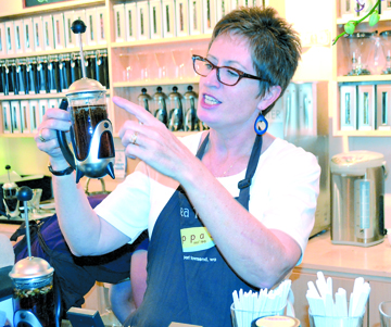 Pippa Mills serves up fresh tea in her new business. Charlie Bermant/Peninsula Daily News