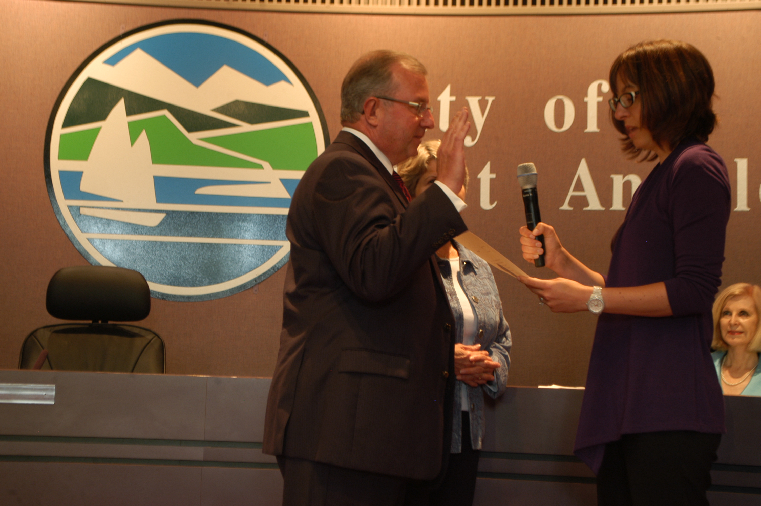 Dan Gase is sworn in Tuesday night as a member of the Port Angeles City Council by City Clerk Janessa Hurd. Jeremy Schwartz/Peninsula Daily News