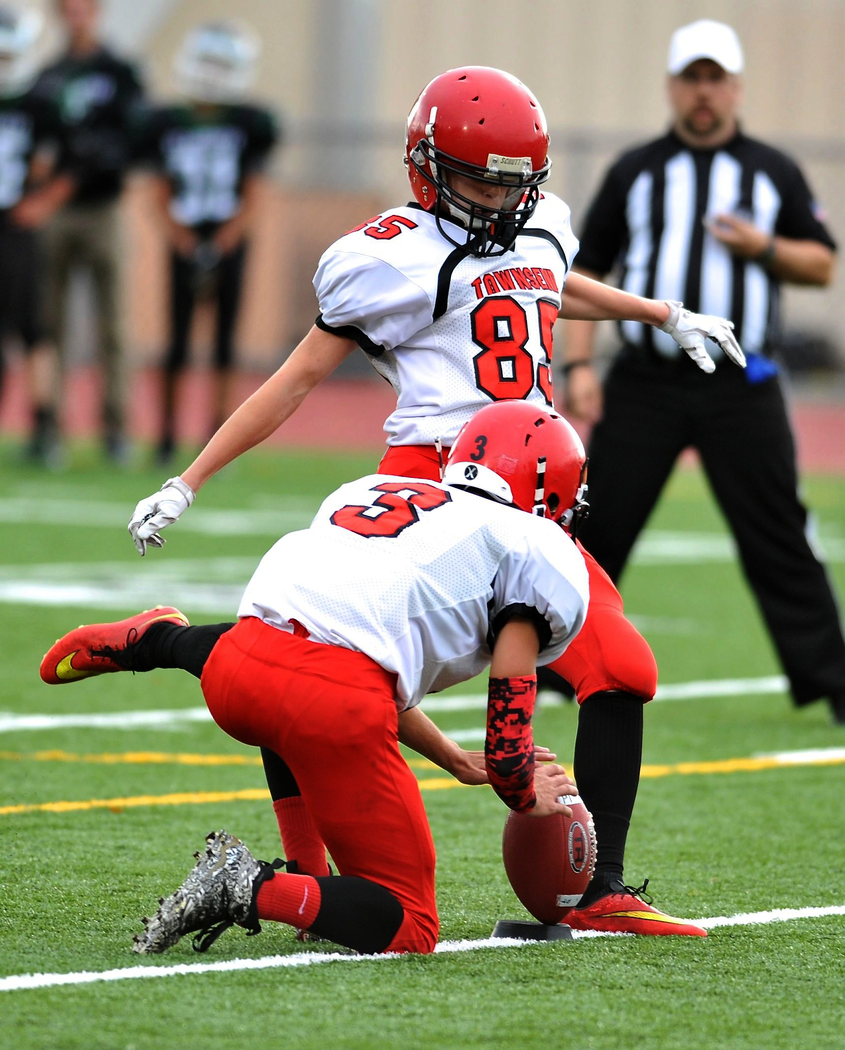 Jacob Ralls (3) holds the ball as Port Townsend kicker Gerry Coker (85) kicks a field goal against Klahowya last month. Jeff Halstead/for Peninsula Daily News