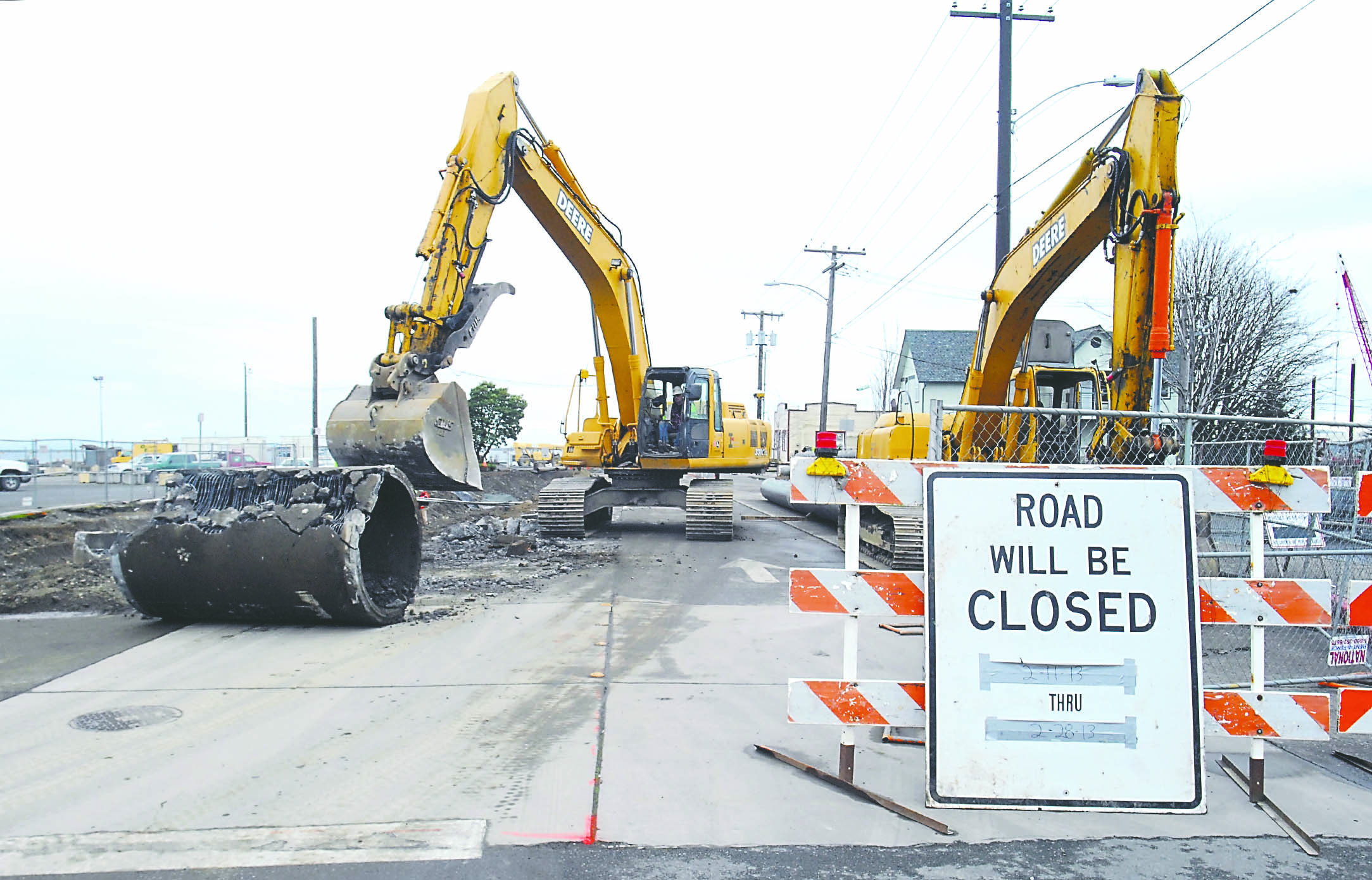 A half-block section of North Oak Street in downtown Port Angeles is closed Thursday as excavators remove old sewer pipe for replacement. Keith Thorpe/Peninsula Daily News