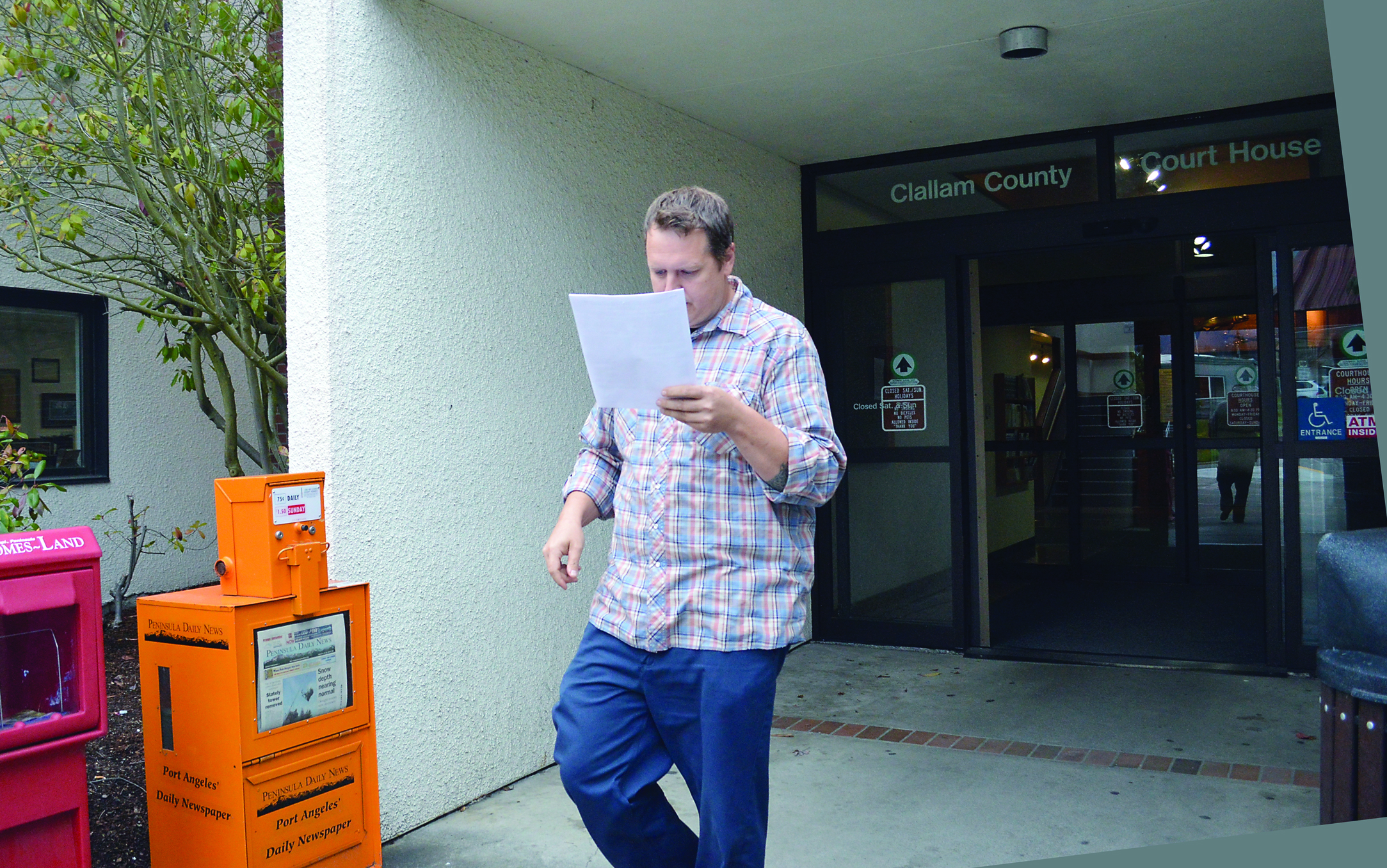 Steve Markwell departs the Clallam County Courthouse on Friday following a Superior Court hearing.  —Photo by Joe Smillie/Peninsula Daily News