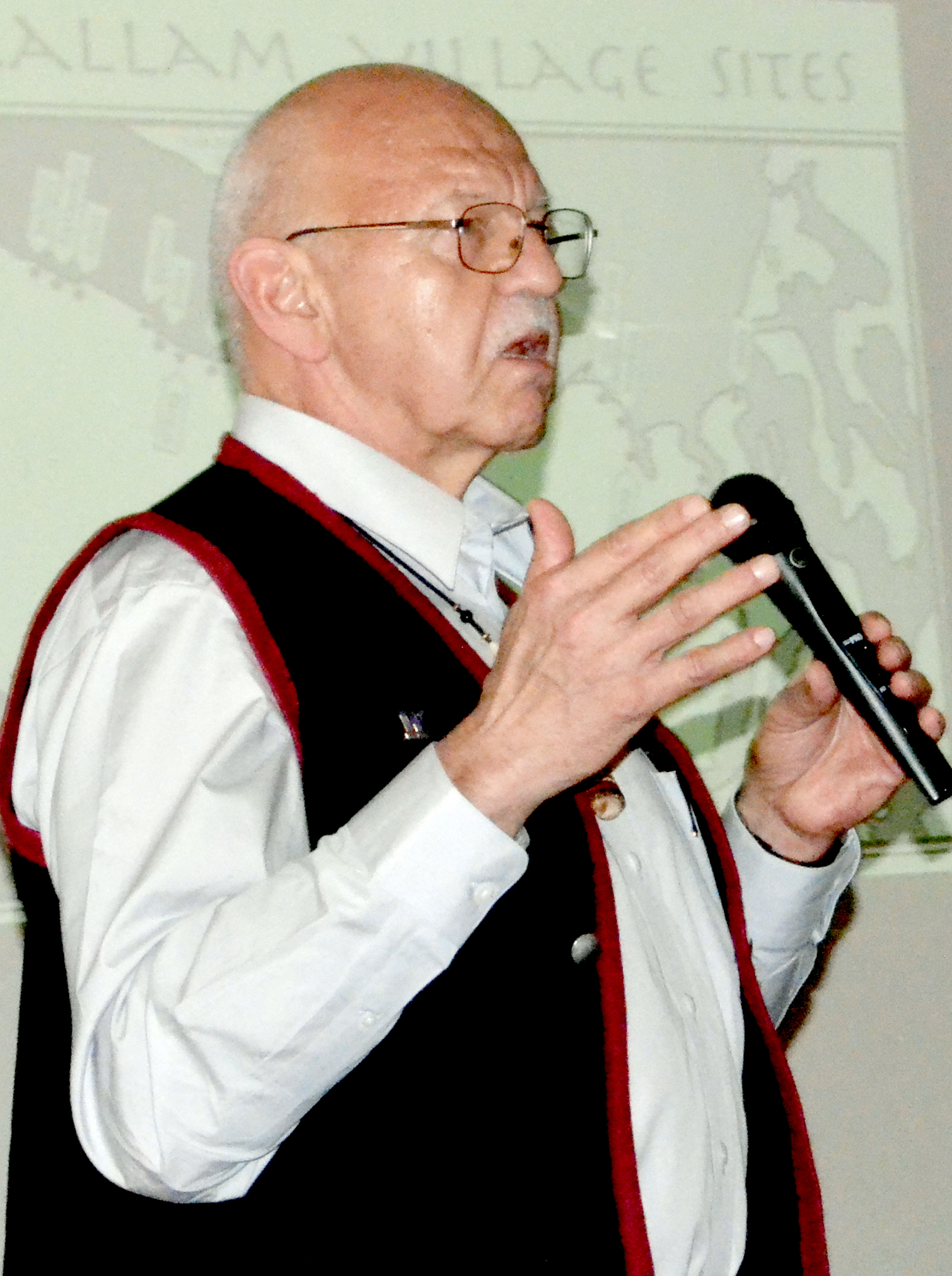 Jamestown S’Klallam Tribal Chairman W. Ron Allen addresses the Jefferson County Chamber of Commerce on Monday.  —Photo by Charlie Bermant/Peninsula Daily News