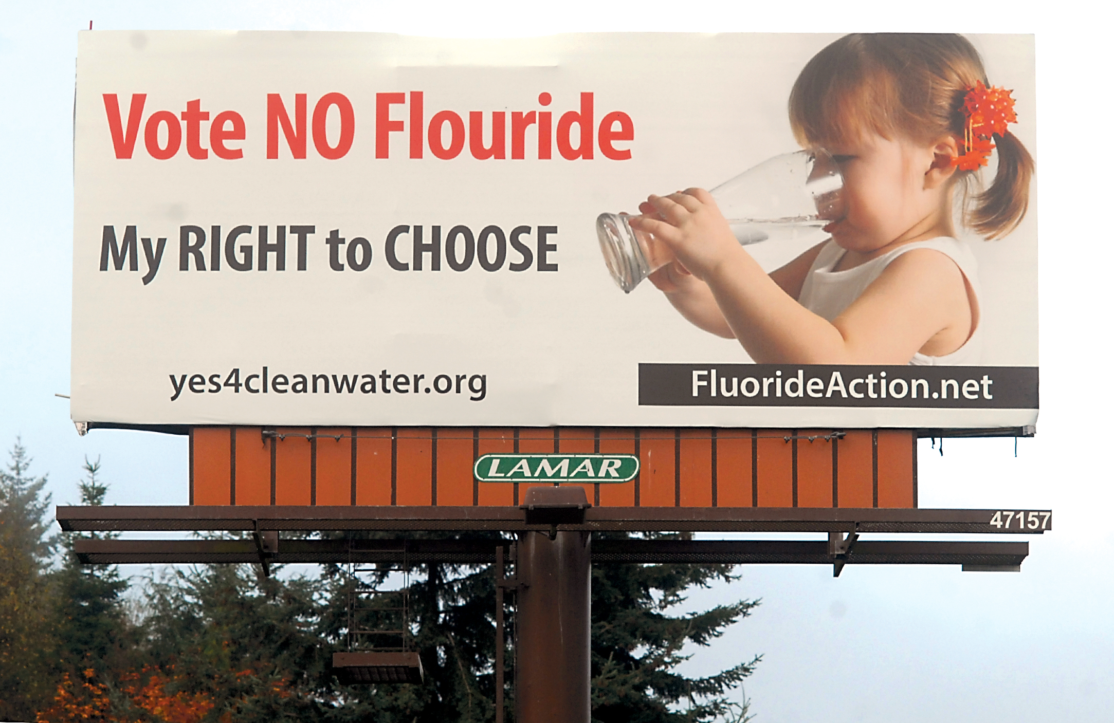 A billboard against water fluoridation near U.S. Highway 101 and Gales Street greets motorists entering Port Angeles from the east. Keith Thorpe/Peninsula Daily News