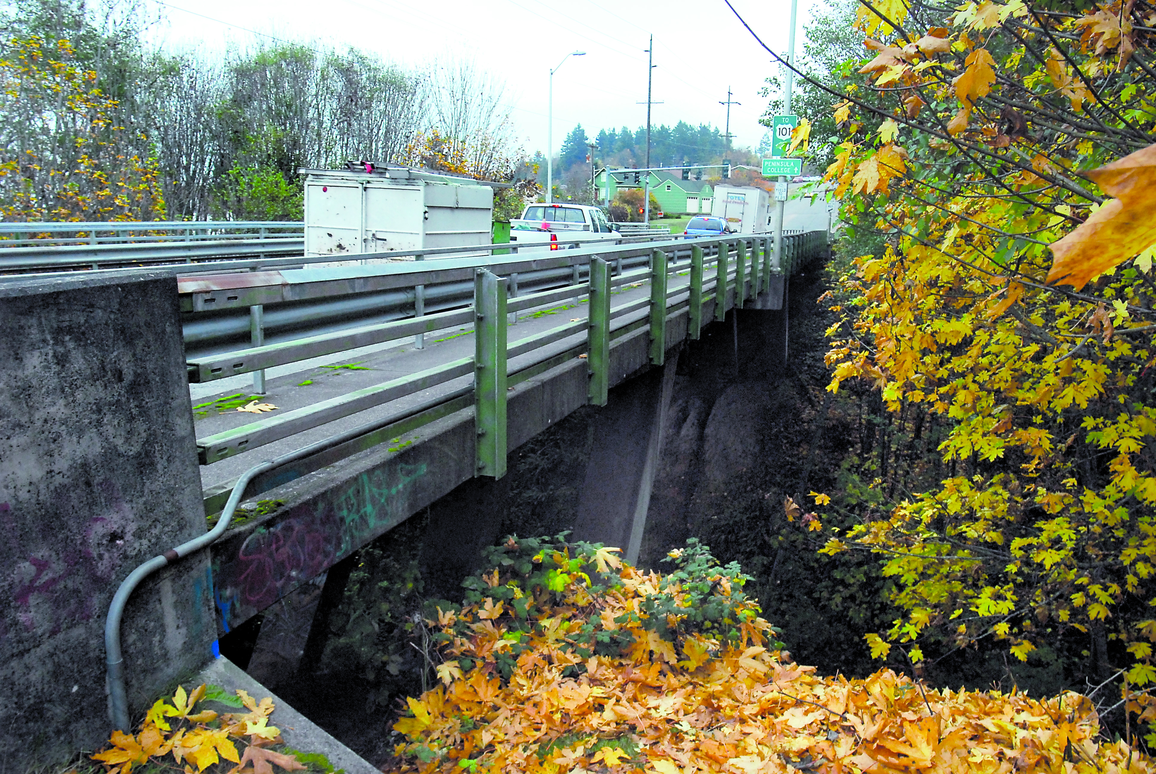 Traffic crosses the Lauridsen Boulevard bridge over Peabody Creek in Port Angeles on Tuesday. Keith Thorpe/Peninsula Daily News