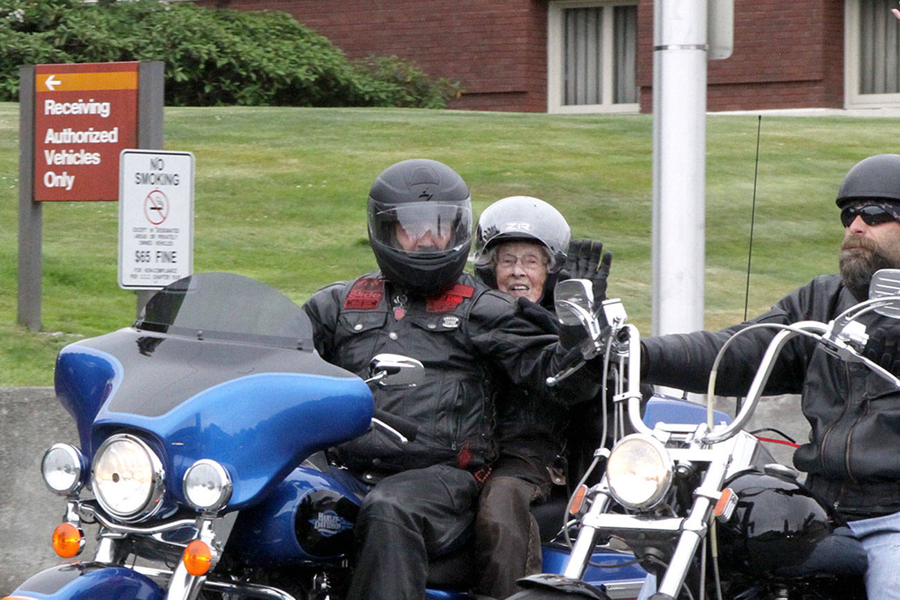 PHOTO: Motorcycle ride checked off 104-year-old’s bucket list