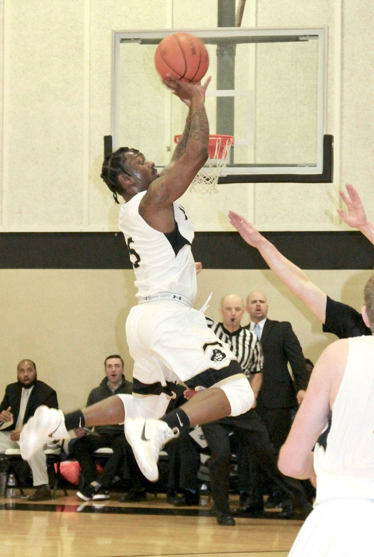 David Logan/for Peninsula Daily News Peninsula’s Nyair Cleveland shoots a jump shot during the Pirates’ 78-73 loss to Edmonds on Monday.