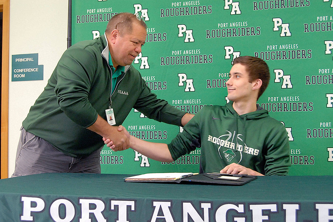 COLLEGE BASKETBALL: Port Angeles’ Kyle Benedict signs to play for Lower Columbia