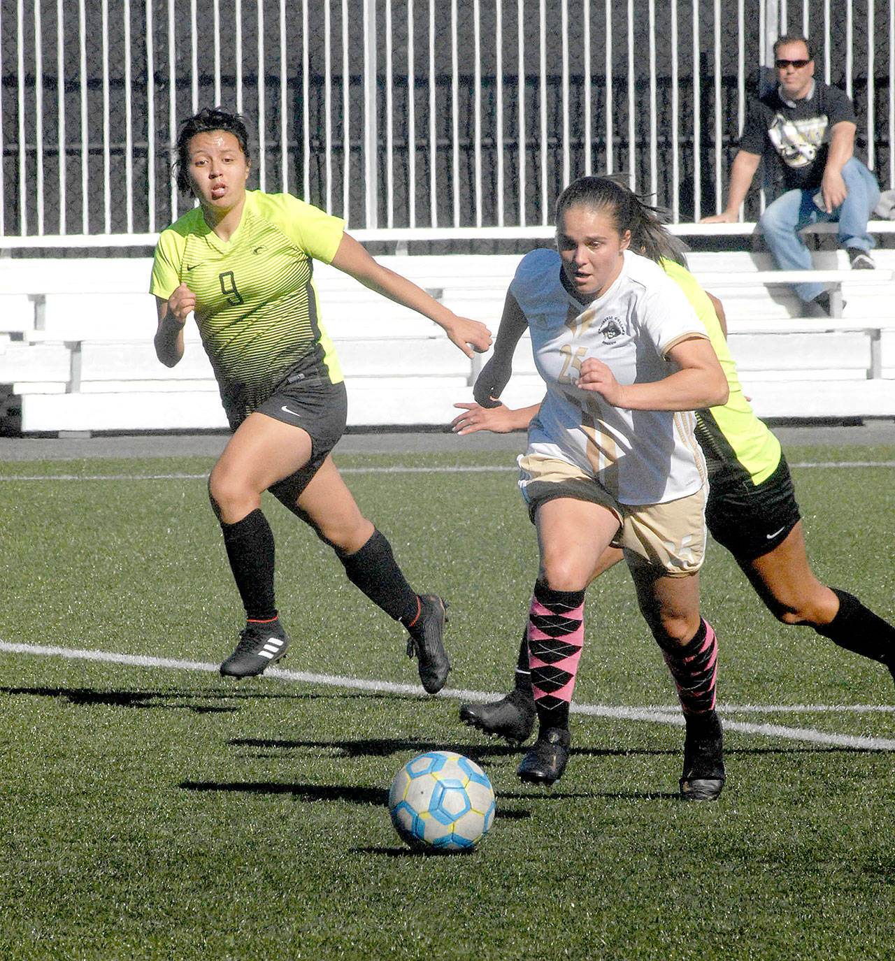 Peninsula’s Samantha Oliveira (25) was the team’s leading scorer last year with 21 goals as a freshman. She is back this year for the Pirates, looking to defend their 2018 NWAC championship. (Keith Thorpe/Peninsula Daily News)