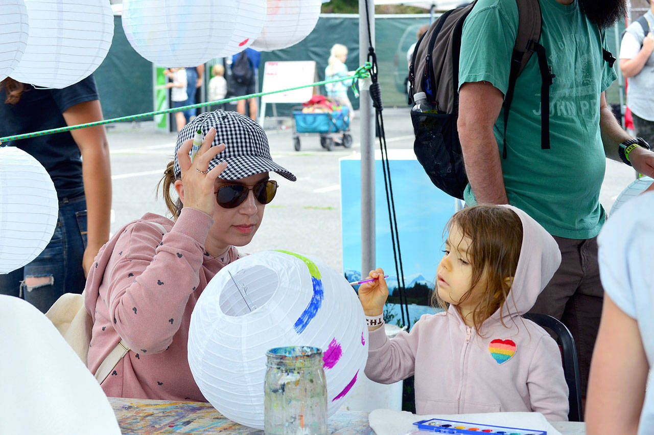 Crystal Periot and daughter Imogen, 3, of Redmond paint orbs for THING’s nighttime lantern parades. The Port Townsend School of the Arts set up the painting tent at the festival. (Diane Urbani de la Paz/for Peninsula Daily News)