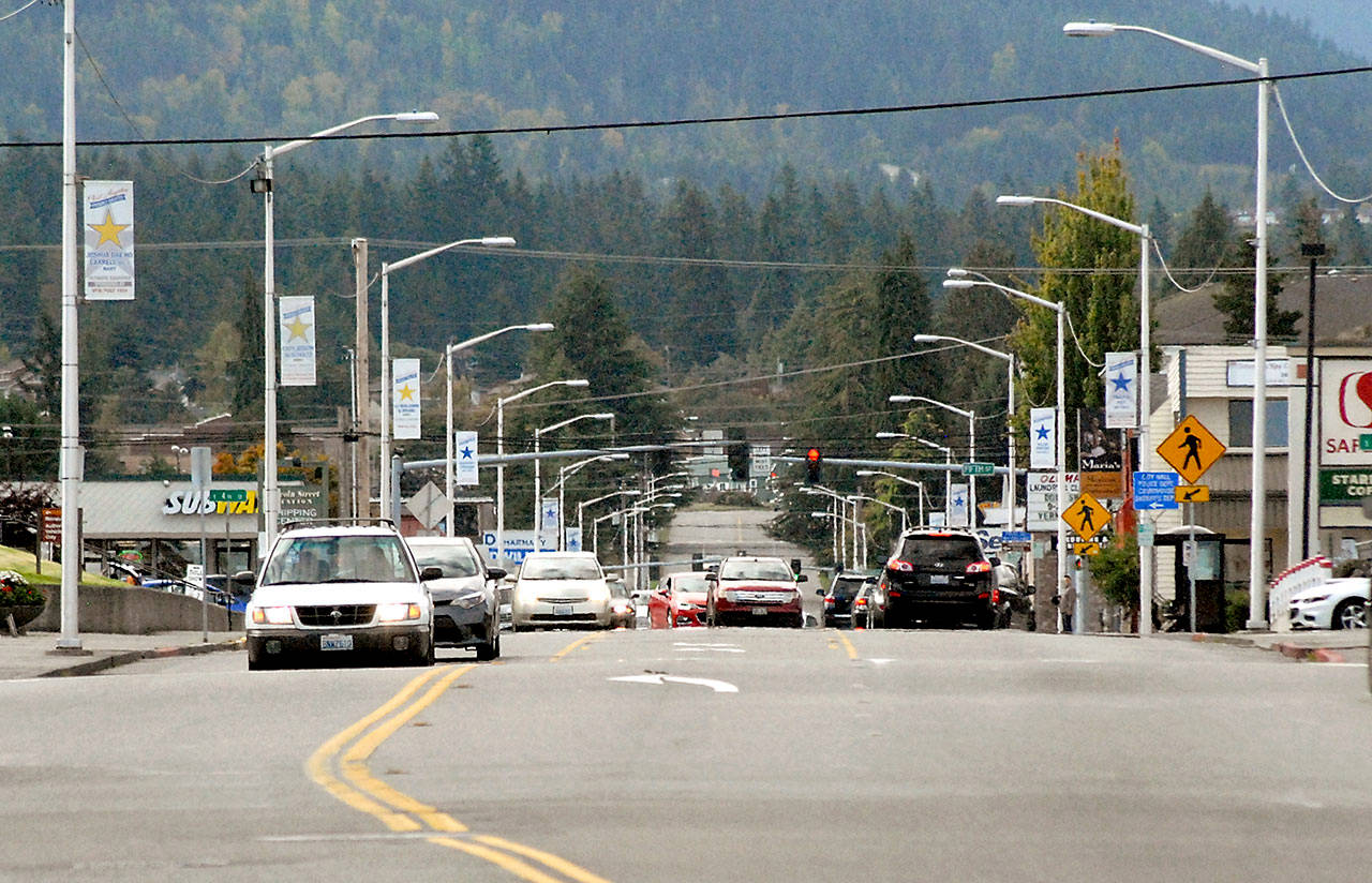 Traffic makes its way along Lincoln Street in Port Angeles. (Keith Thorpe/Peninsula Daily News)