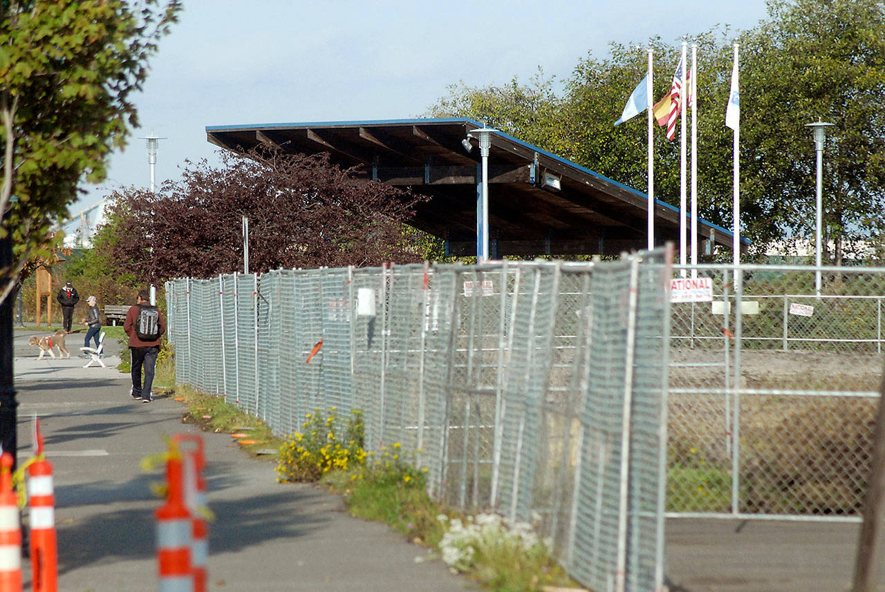 Construction fencing surrounds the site of a future performing arts center at Front and Oak streets in downtown Port Angeles. (Keith Thorpe/Peninsula Daily News)