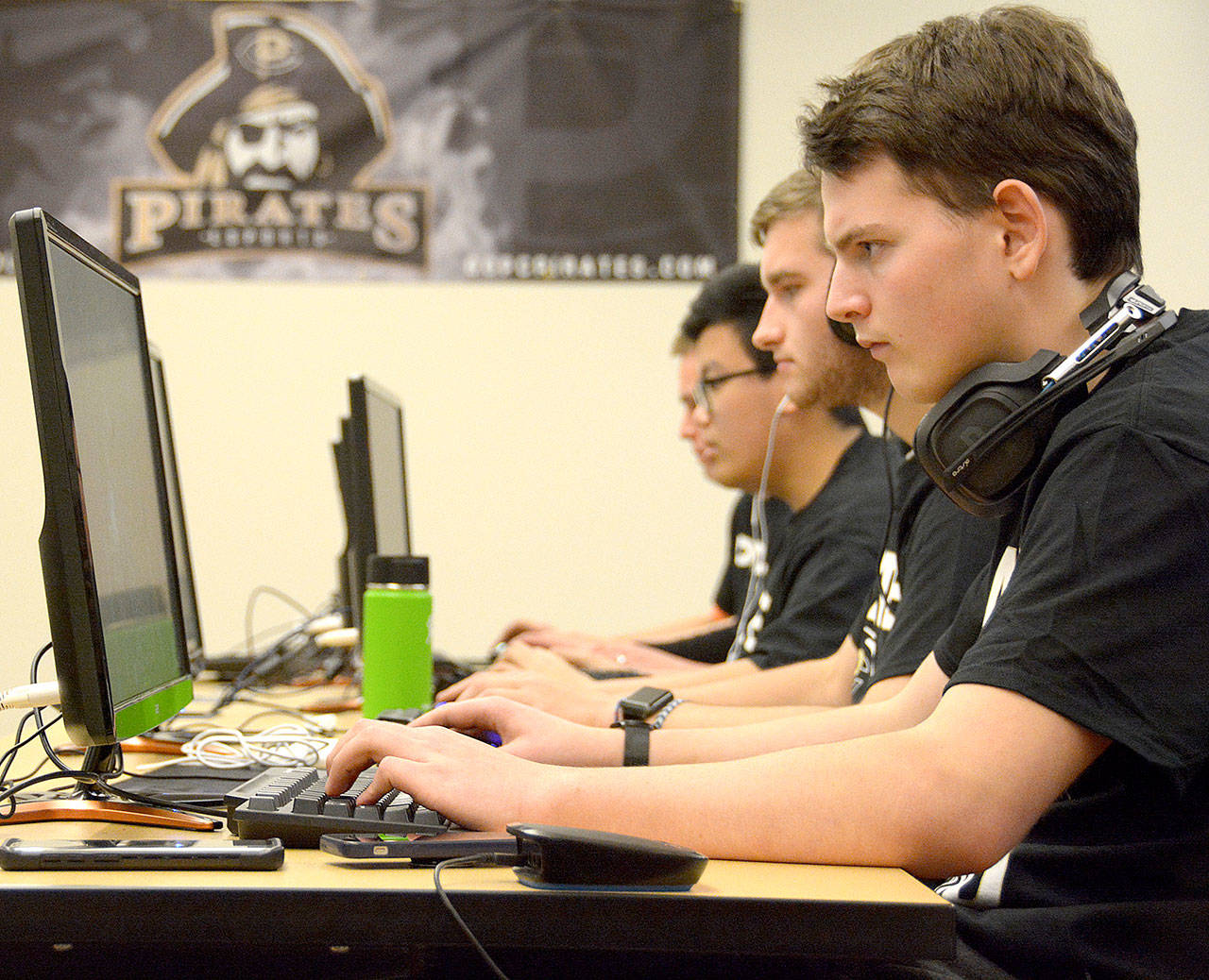 COLLEGE ESPORTS: Peninsula College team holds its first competition