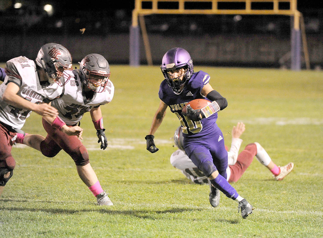 Michael Dashiell/Olympic Peninsula News Group Sequim’s Garrett Hoesel runs with the football during a win over Hoquiam.