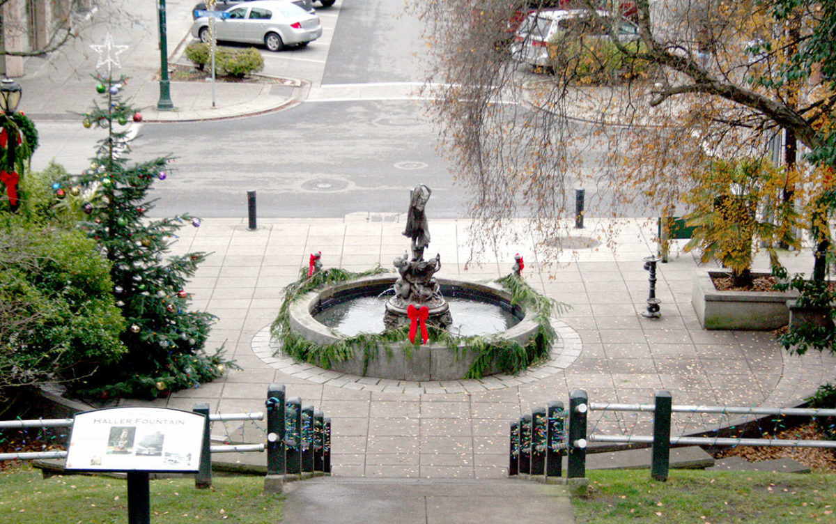 Port Townsend holiday events kick off with tree lighting Peninsula