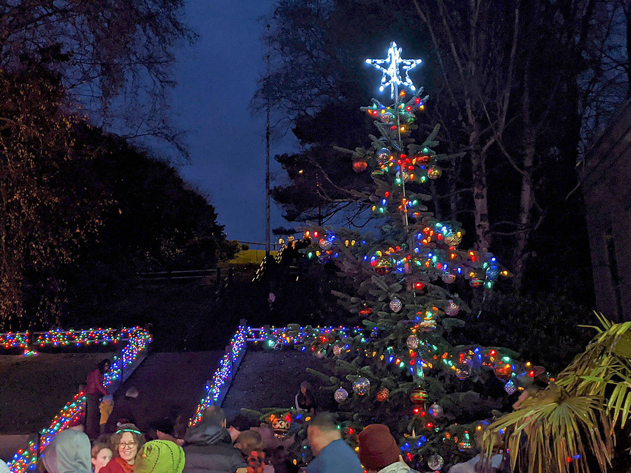 Santa ushers in holiday in Port Townsend Peninsula Daily News