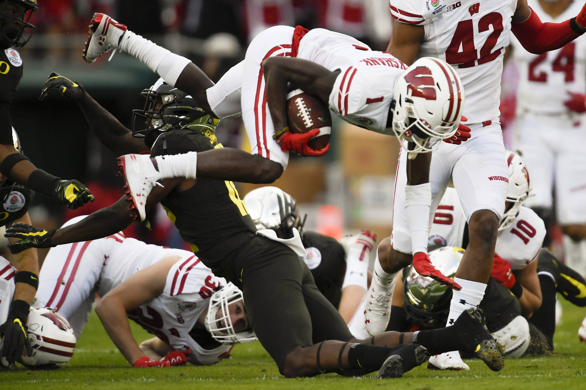 Oregon QB Justin Herbert rushes for 3 touchdowns in Rose Bowl victory