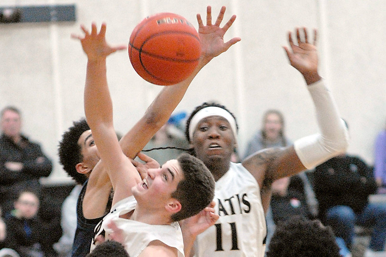 COLLEGE BASKETBALL: Peninsula men share the ball, singe the nets in win over Bulldogs