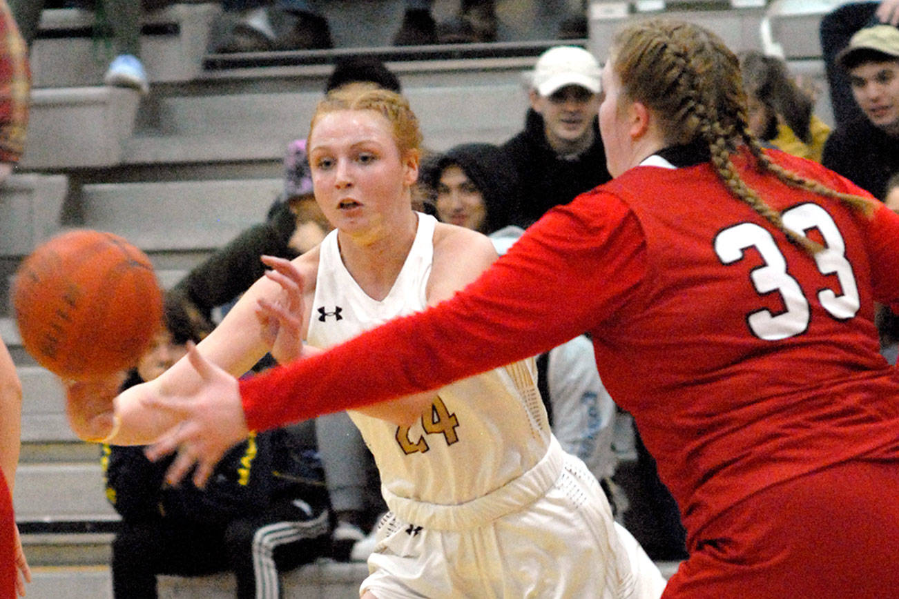 WOMEN’S BASKETBALL: Peninsula squeezes Skagit Valley