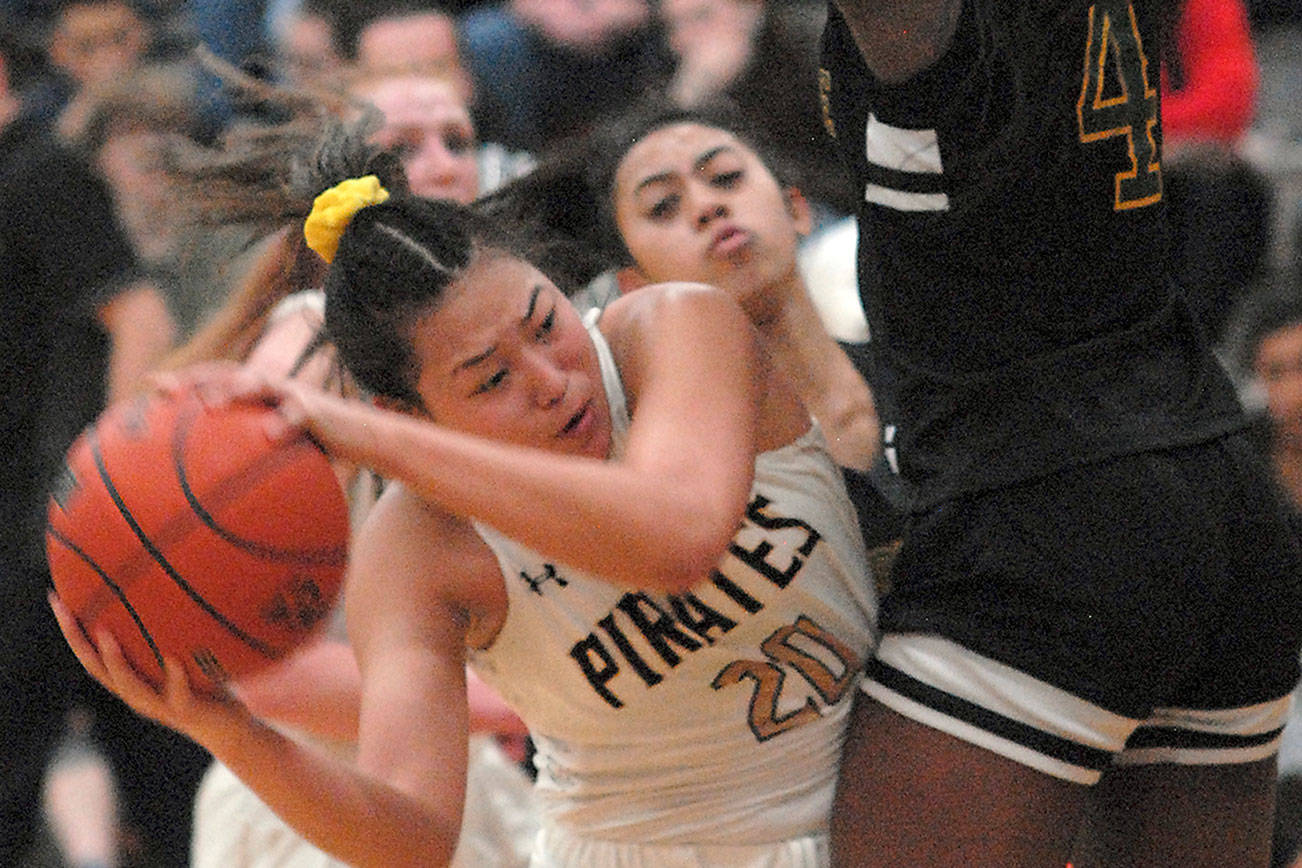 WOMEN’S BASKETBALL: Peninsula enjoys sophomore night celebration