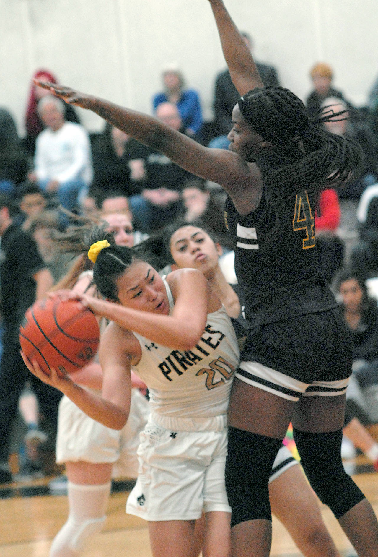 Peninsula’s Logan Luke, left, tries to get around Shoreline’s Loriaunna Sanchez on Wednesday evening at Peninsula College in Port Angeles. (Keith Thorpe/Peninsula Daily News)